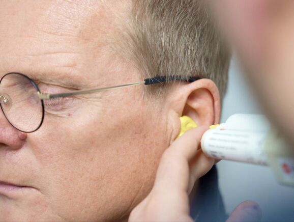 Hörschutz für Arbeit und Freizeit Ein Hörgeräteakustiker von Hörmehr zeigt maßgeschneiderten Hörschutz für Arbeit und Freizeit, um optimalen Lärmschutz zu gewährleisten.